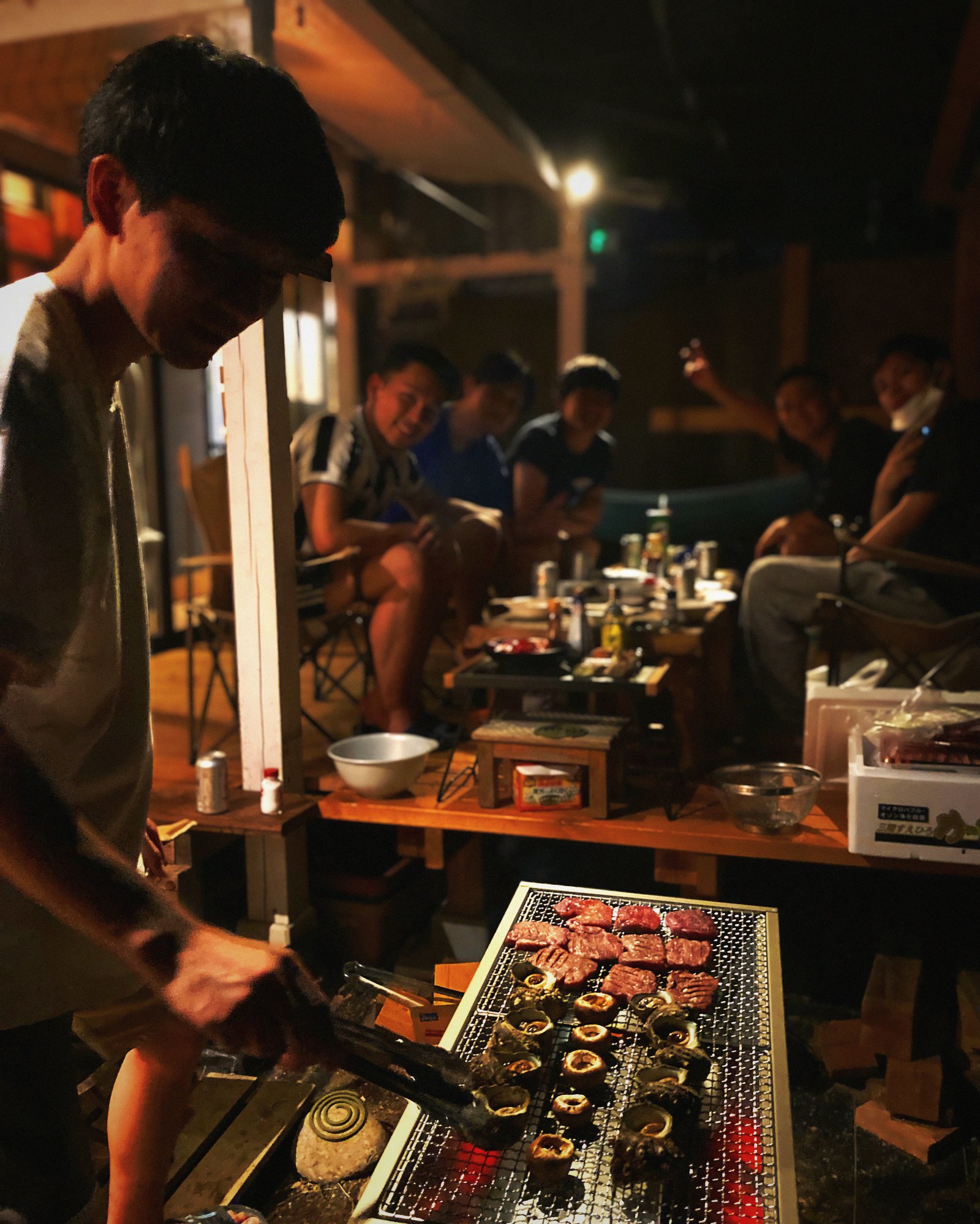 NEMARU庭でBBQ ― 炭火で海鮮やお肉を焼く