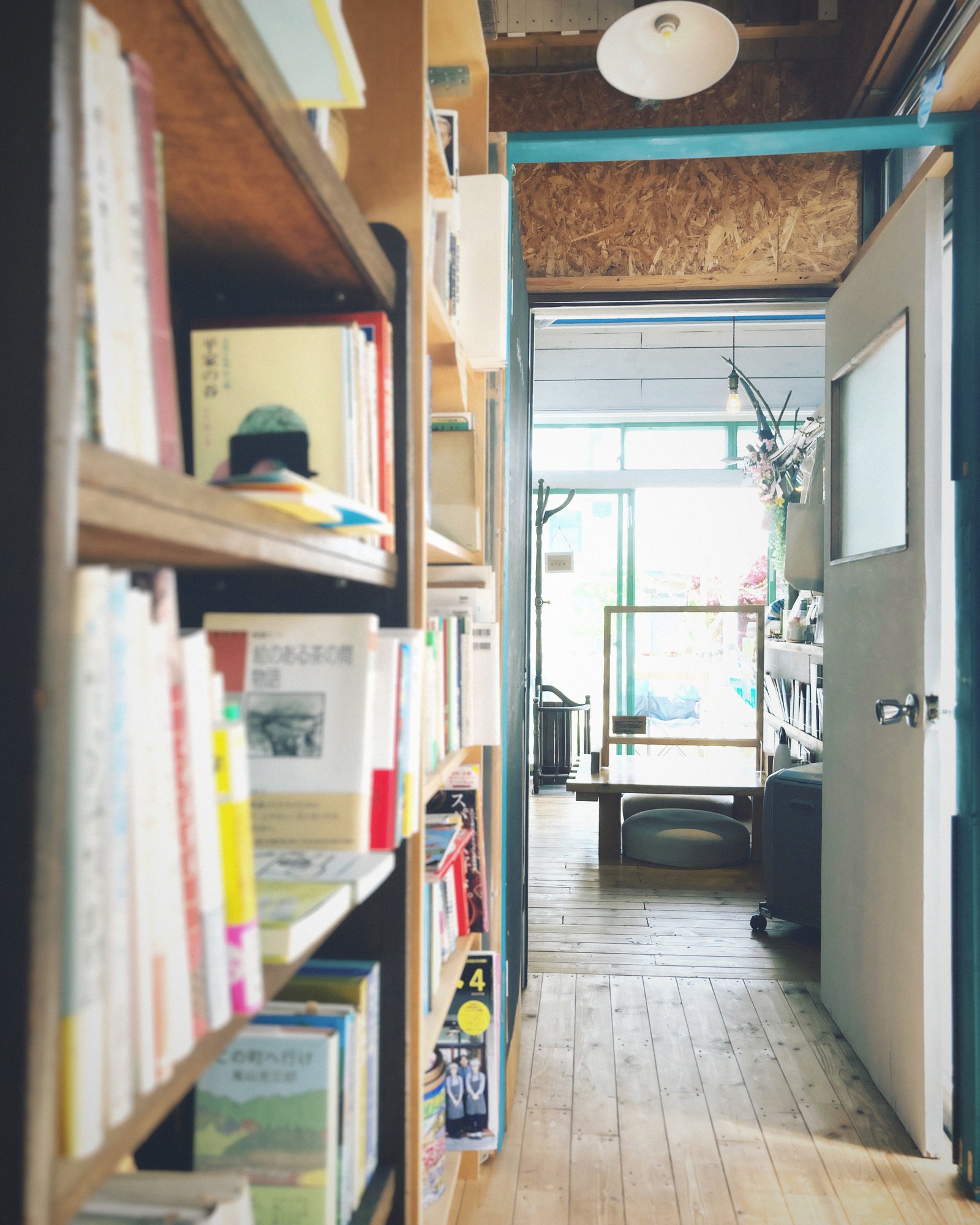 NEMARU古民家宿の本棚 ― 約1,500冊の蔵書が並ぶ