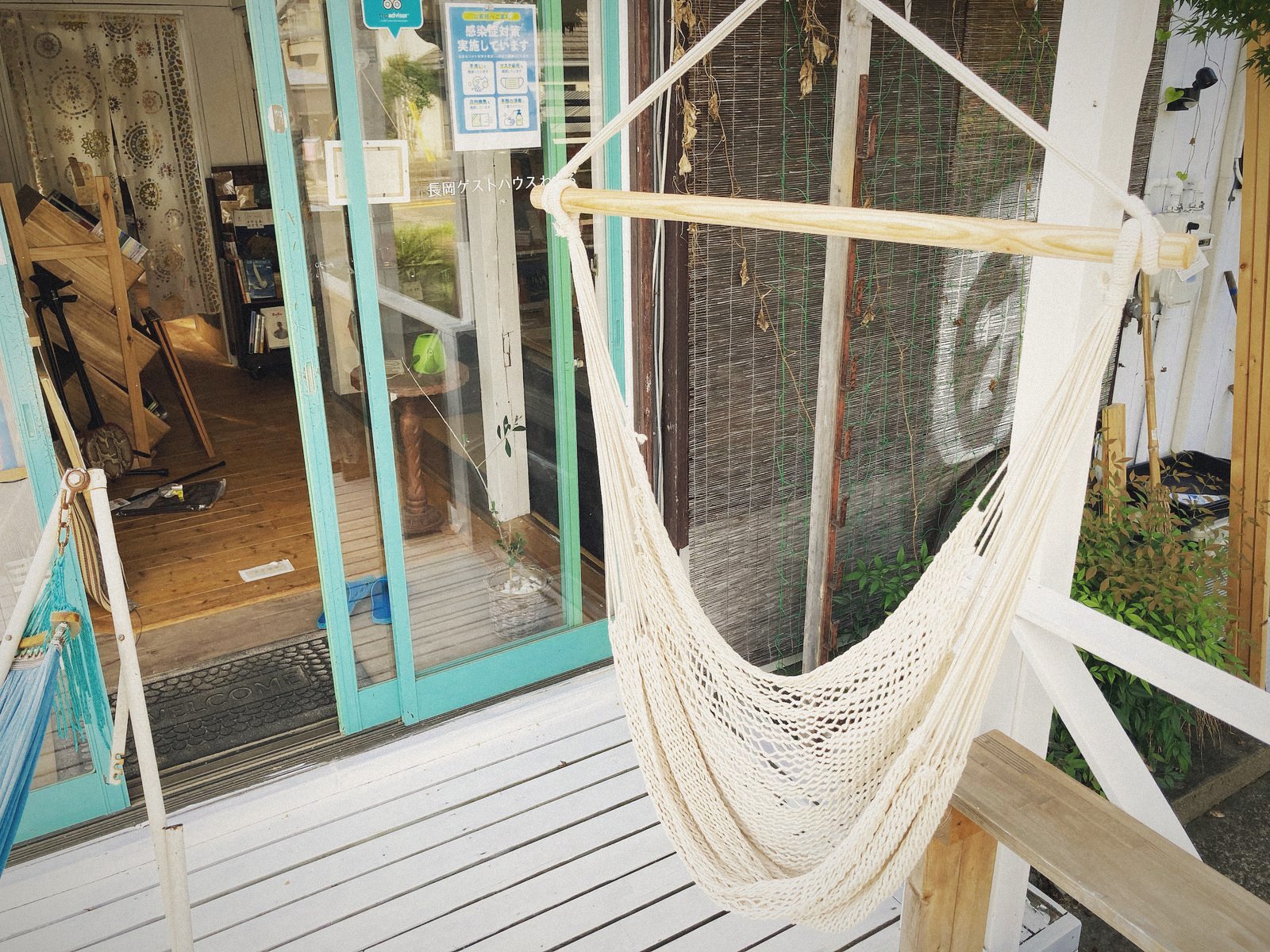 NEMARUのテラスのハンモック ― 読書やお昼寝に