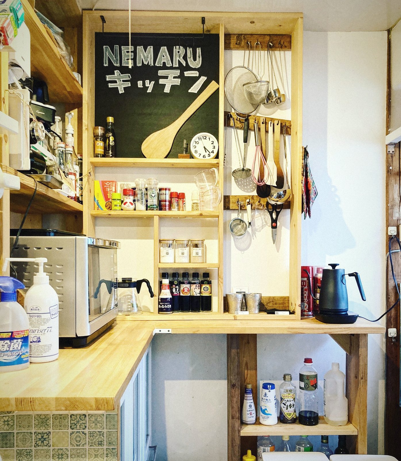 NEMARU古民家宿のキッチン ― 自炊設備完備
