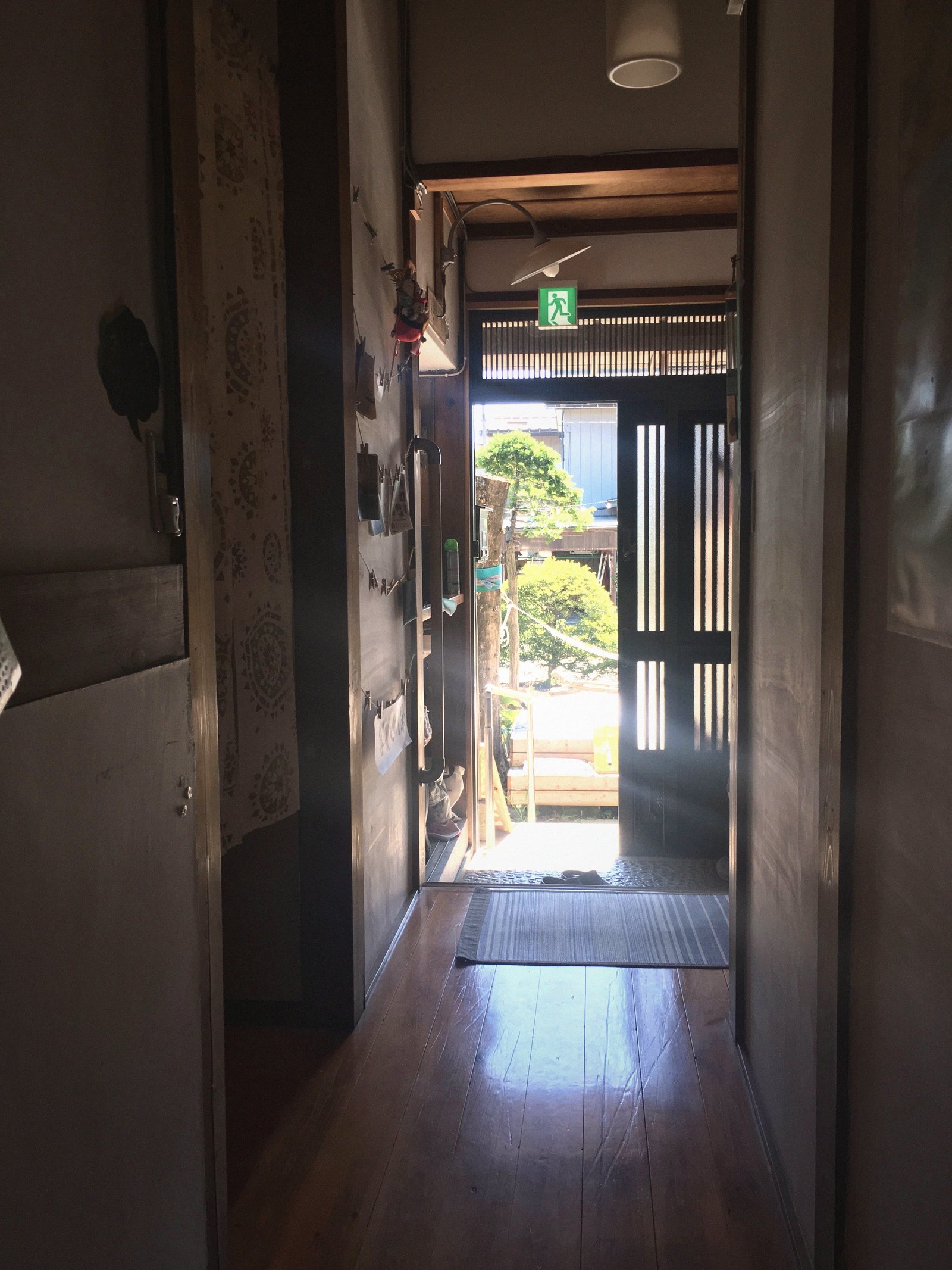 NEMARUの窓辺 ― 外の緑が見える縁側